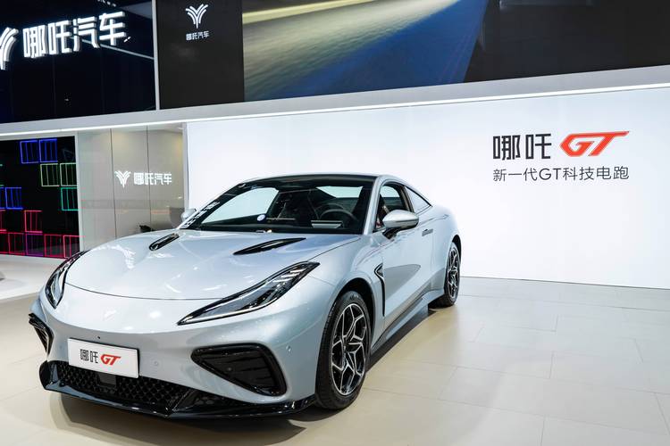 重庆66哪吒汽车在智能汽车领域的表现，领途汽车在新能源汽车市场中的影响力